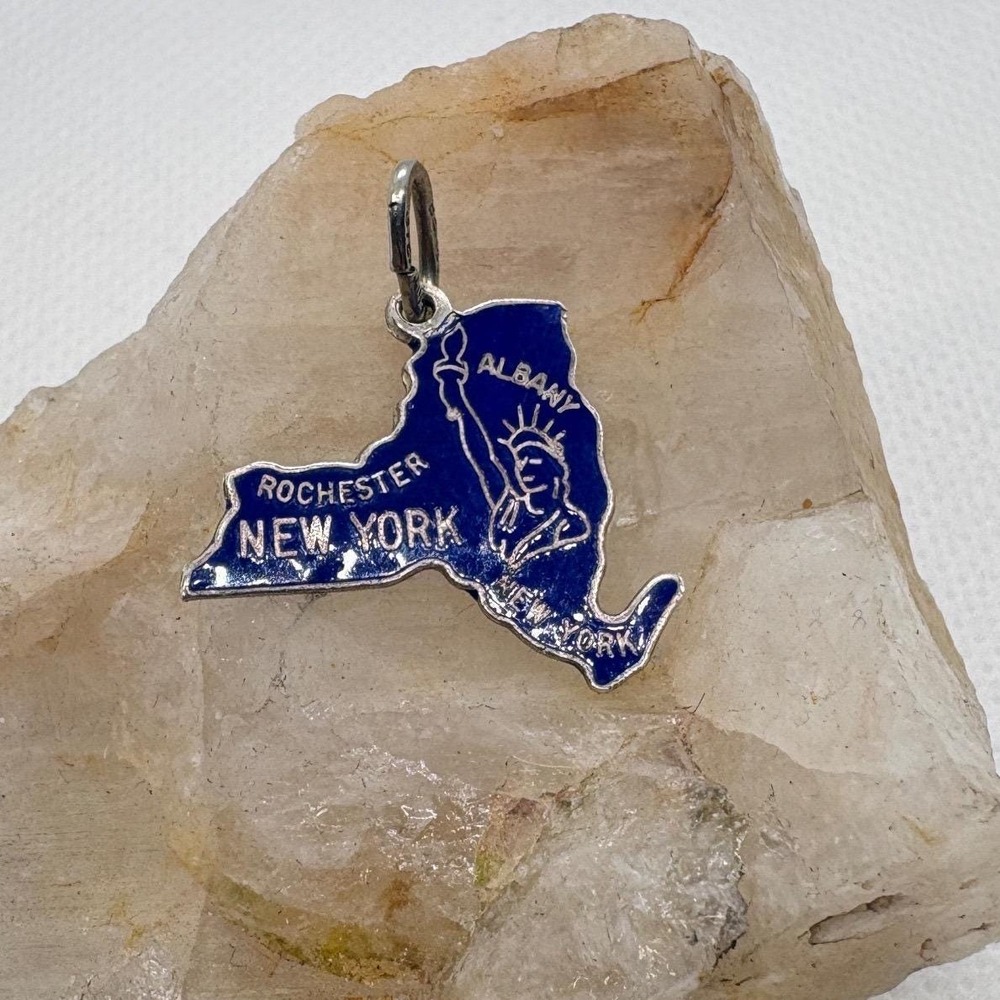 Beau Sterling Silver Vintage New York State Blue Enamel Souvenir Charm 1.52g - Picture 2 of 5